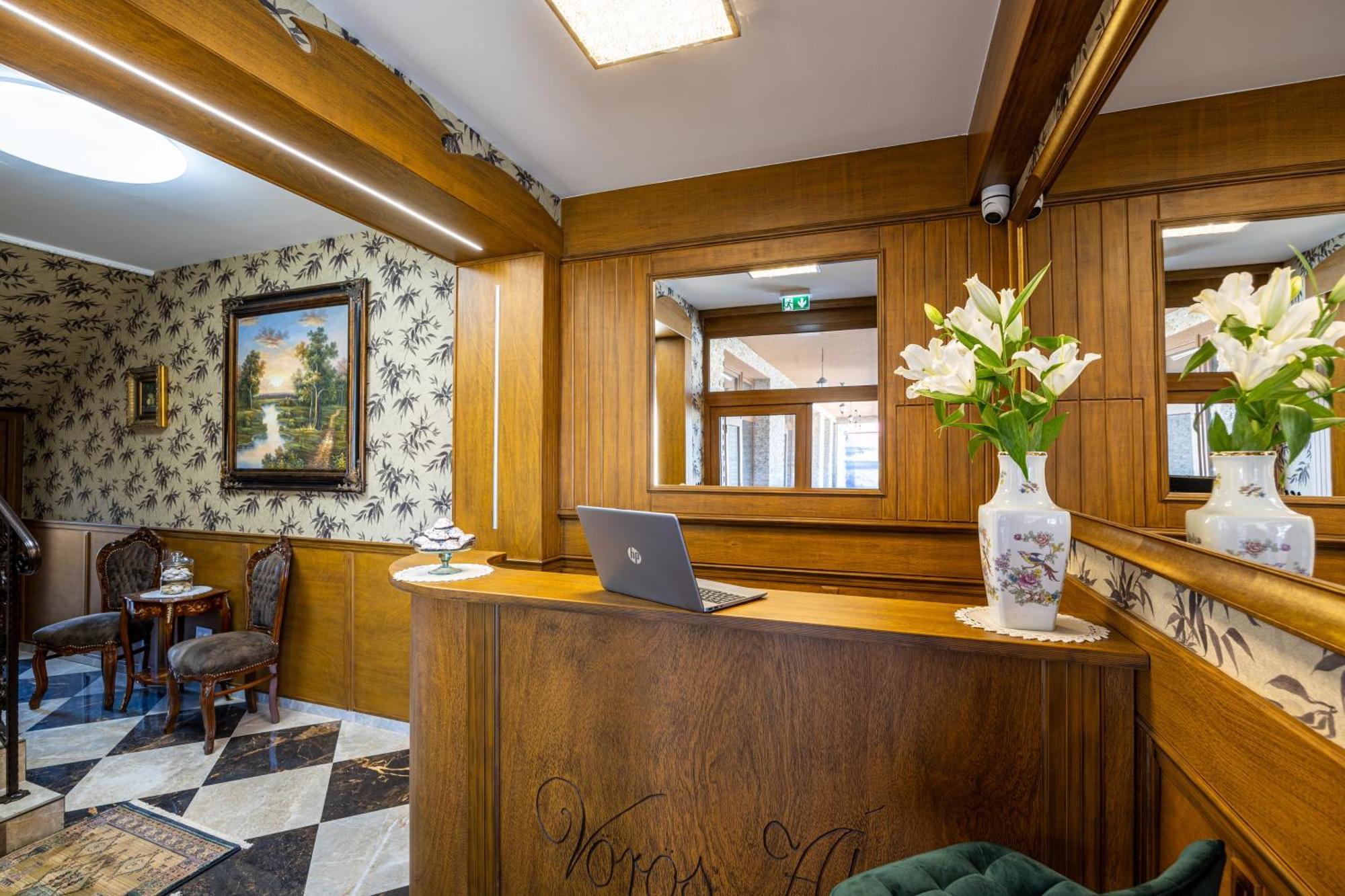 Bed and Breakfast Voeroes Alom Panzio Tiszakécske Exterior foto